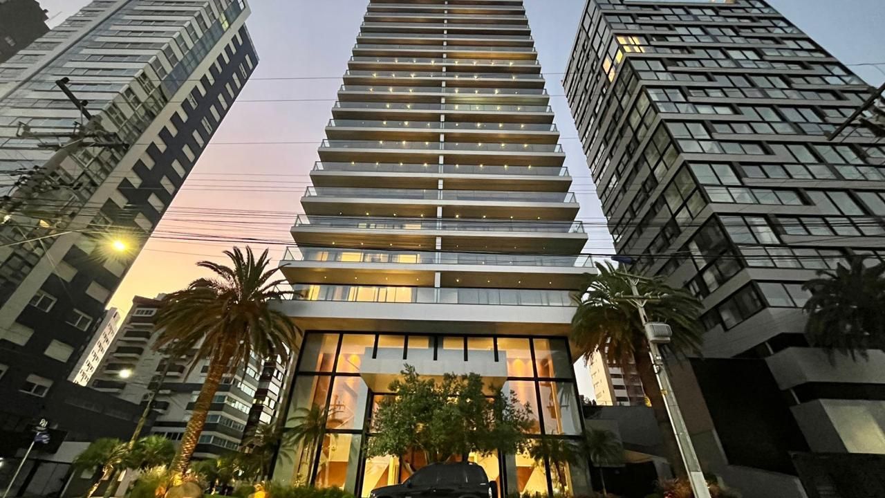 Apartamento 4 suítes com 3 vagas e 215 m² privativos