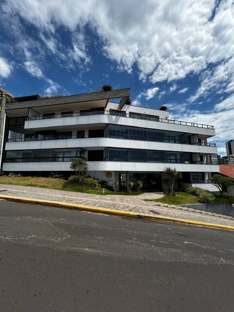 Apartamento 3 dormitórios (1 suíte) com 2 vagas e 151 m²