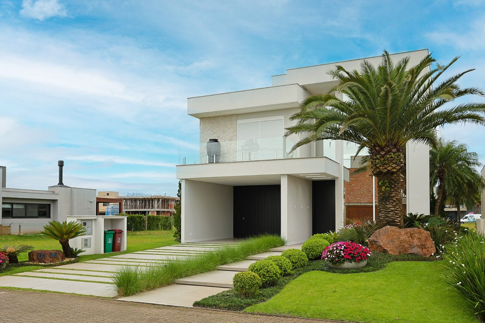 Casa 4 dormitórios (3 suítes) com vista para o lago e piscina